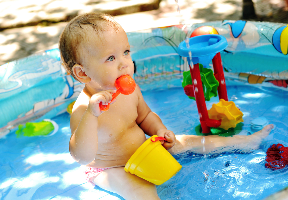 Piscine bébé 1 an : tout savoir pour une baignade en toute sécurité