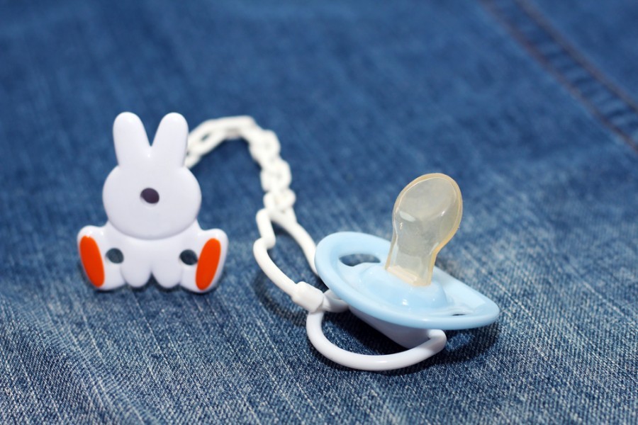 Avec les attaches tetines, ne perdez plus les tétines de votre bébé !