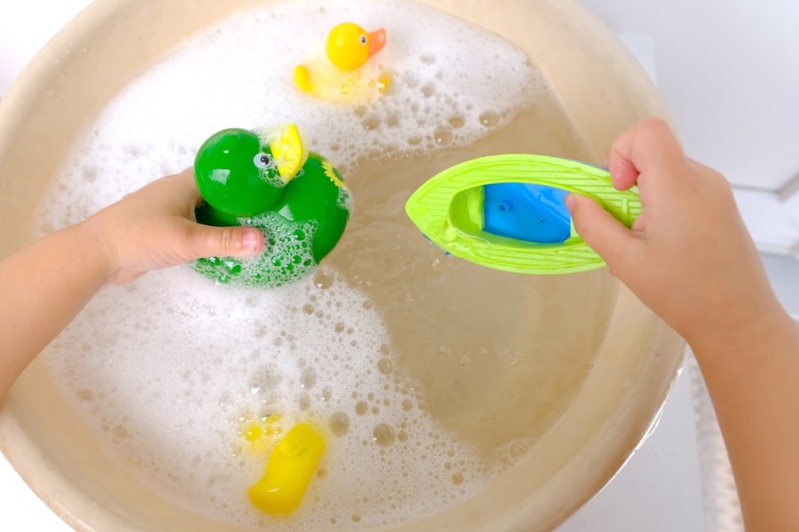 Nettoyer jouet de bain : les solutions naturelles à votre portée