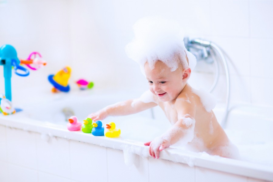 Jouet de bain : idéal pour nettoyer bébé en s’amusant