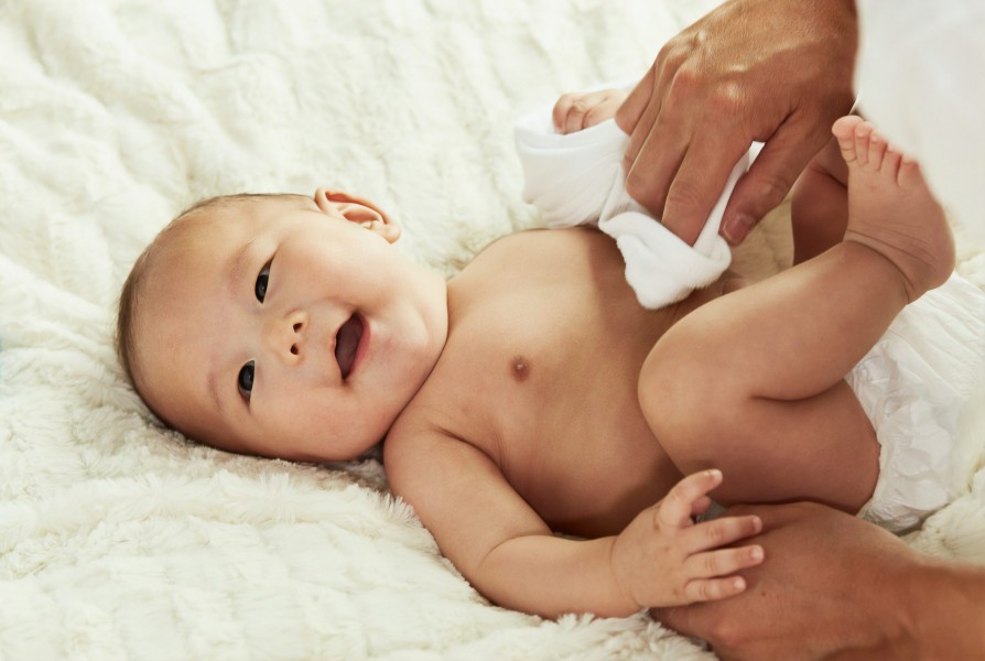 Lingettes VS Coton : qu’utiliser pour nettoyer bébé ?