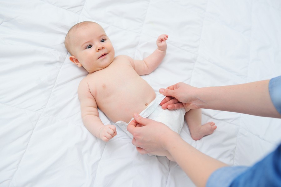 Comment bien mettre une couche : conseils pratiques pour une hygiène impeccable de bébé