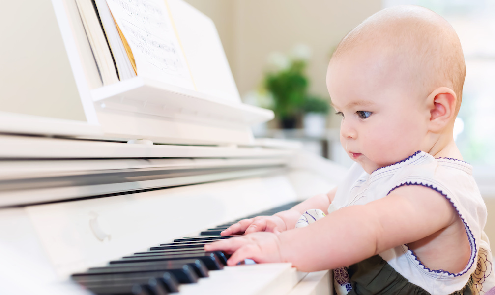 Piano pour bébé : comment éveiller votre enfant à la musique ?