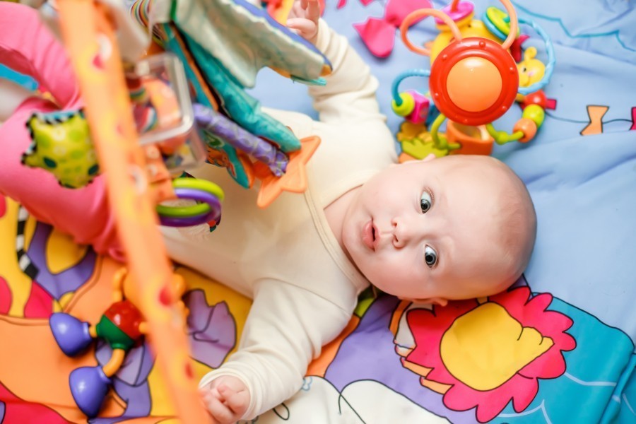 Quel est l'âge idéal pour commencer à utiliser un tapis d'éveil avec un bébé ?