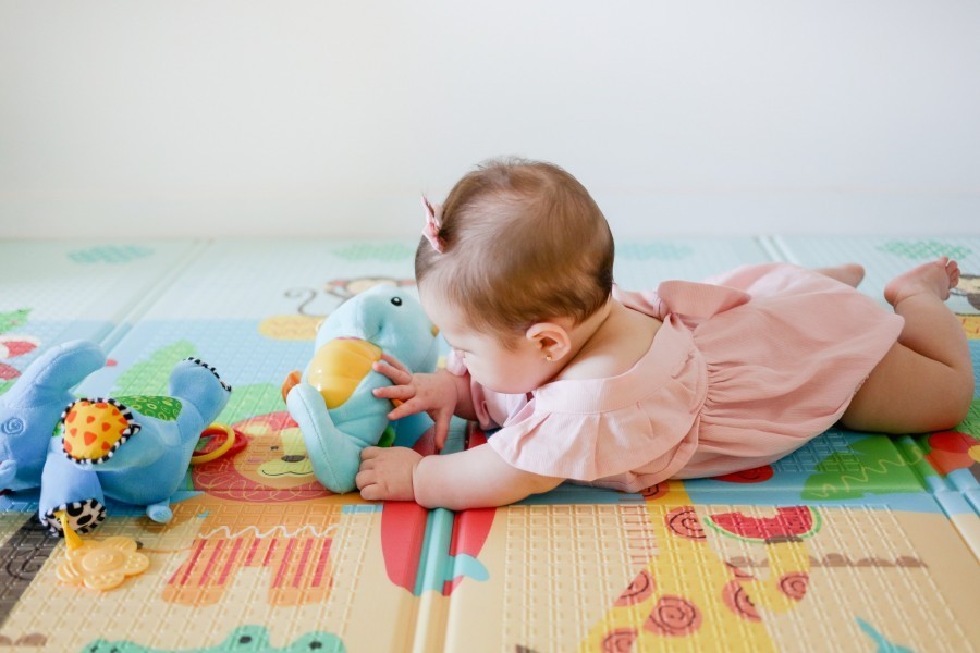 Quels sont les bénéfices de mettre un bébé sur un tapis d’éveil dès son plus jeune âge ?