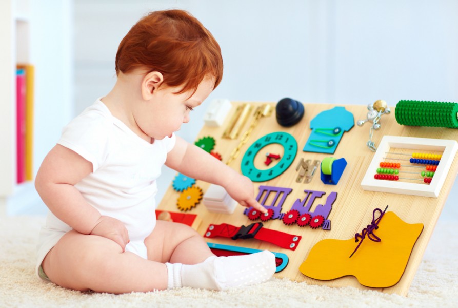 Tableau de dexterite : un jeu pour stimuler bébé