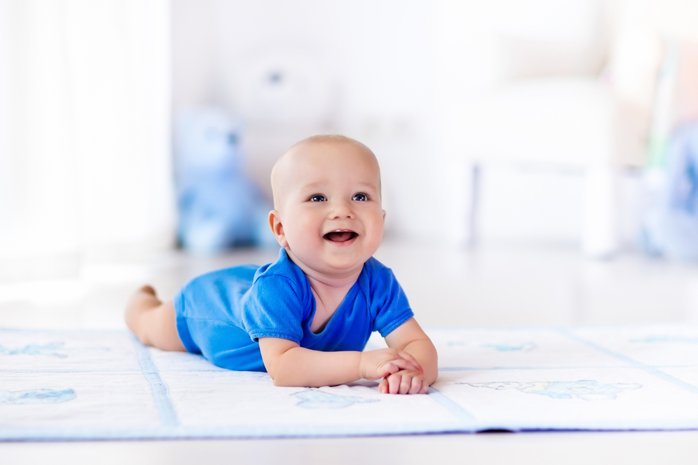 Qu’est-ce qu’un tapis sensoriel pour bébé ?