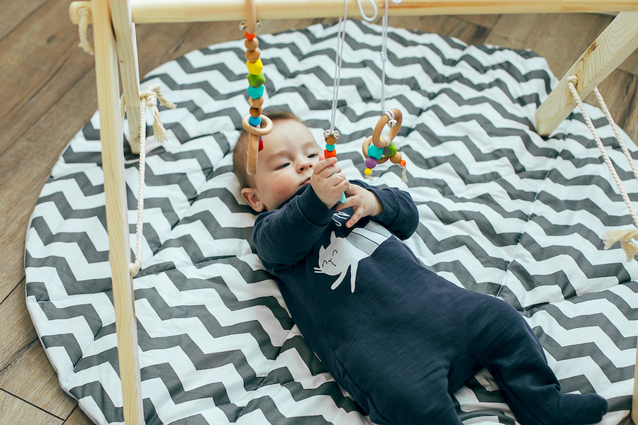 Tapis d’éveil Montessori : important pour que bébé développe ses sens