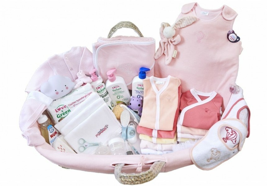 Pourquoi prendre un trousseau pour bébé à la naissance ?